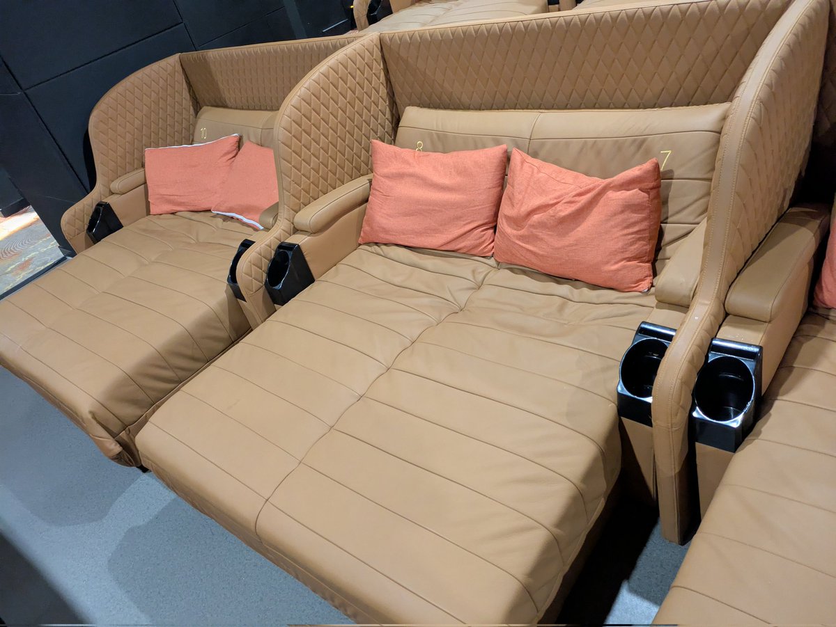t88itaka's tweet photo. 歩き疲れたら映画館に入るパターン。
見たのは、話題になっている南京照相館（南京写真館）。
MYCALのシネコンにて平日の昼間ほぼ貸切状態、日本円で約550円ほど。寝そべりシートが心地良い。中国人俳優の日本語のセリフが流暢だったのと、制作費すごそうな印象。731の予告広告もあった。 https://t.co/kYTwECSsWj