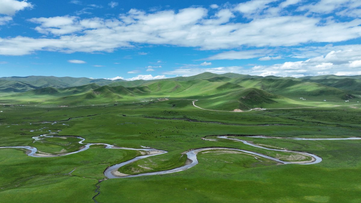 ChinaDaily's tweet image. For the third successive year, the #water quality in the main stream of China&apos;s #YellowRiver has reached a level clean enough to be drinkable after conventional treatment, marking a significant environmental milestone for the nation&apos;s second-longest river. #environment…