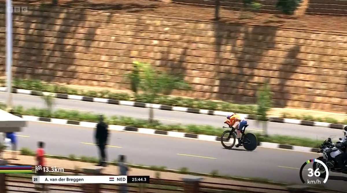 Wow. <a href="/AnnavdBreggen/">Anna van der Breggen</a>'s TT position is so dialled in. She's flying!! 🚴🏻‍♀️💨
#Kigali2025