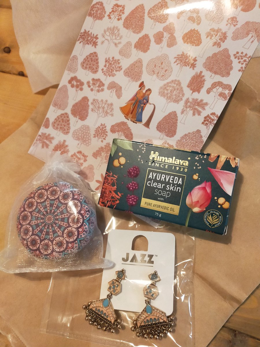 遠くに住んでる大好きなお友達から、インド旅行のすてきなおみやげをいただいたよ！おっきなまごころ〜🥰