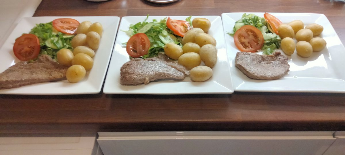 lisajon73414576's tweet image. Last night&apos;s tea... Steak 🥩 with new potatoes, salad 🥗 and pepper corn sauce 🤤🤤🤤