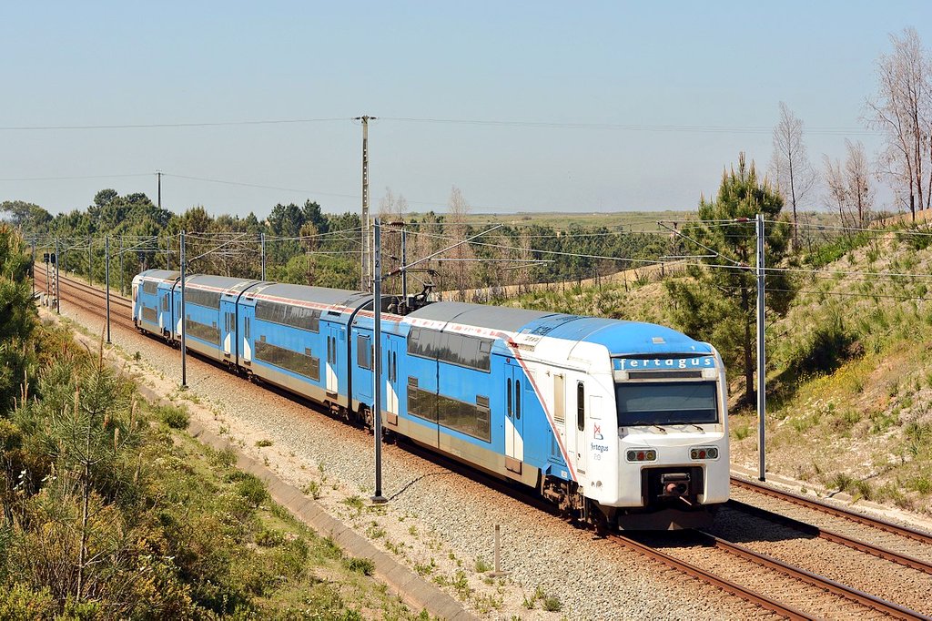 Remolques de UT450 destinados a ampliar las 3500 de Fertagus. 

Aunque casi idénticos de caja, homogeneizar nuestros coches con los portugueses será laborioso.

Aquí en cambio lo ideal, según llegue nuevo material, sería reducir las UT450 a M-R-M o M-R-R-M.