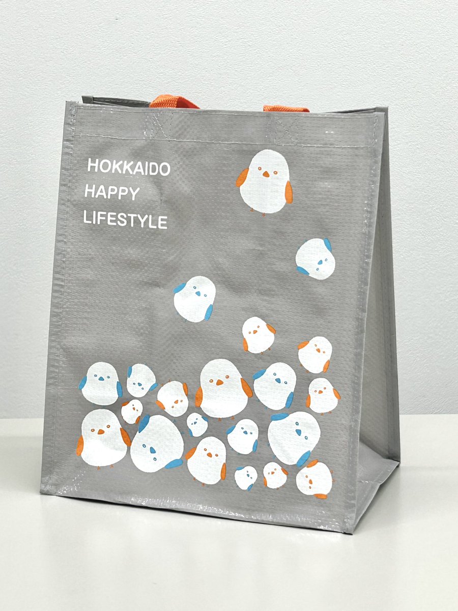 昨年秋に1.2年生全員が授業で取組みデザインした #サツドラショッピングバッグ。提案した80作品の中から今春卒業（当時2年生）のデザインが商品化👏
全道のサツドラさんで発売中です‼︎
#企業コラボ #コロコロ転がるシマエナガ #可愛いものはやっぱり可愛いという思いを込めてデザインしています