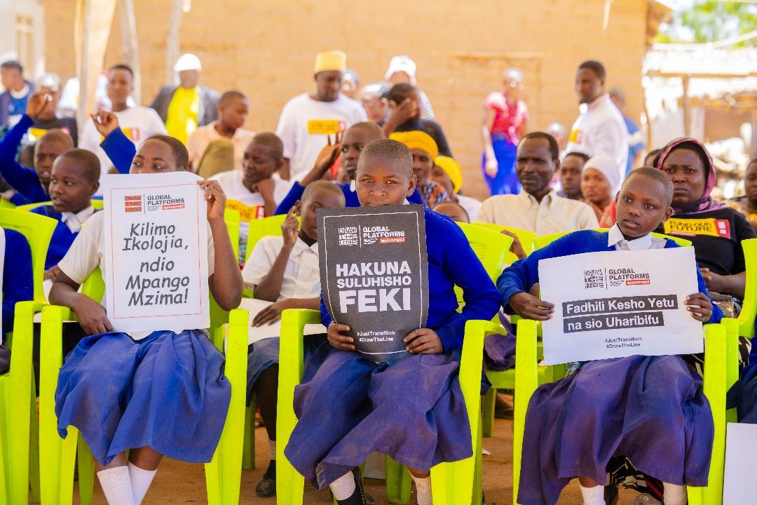 Mwaki28's tweet image. Farmers, Students, Youth groups, Climate Activists, Agroecologists, and Social Movements in Dodoma #DrawTheLine and call the government to;

✅ Prioritise domestic Resource Mobilisation
✅ Invest in Renewable Energy, and
✅ Phase out fossil fuels.

This movement is about…