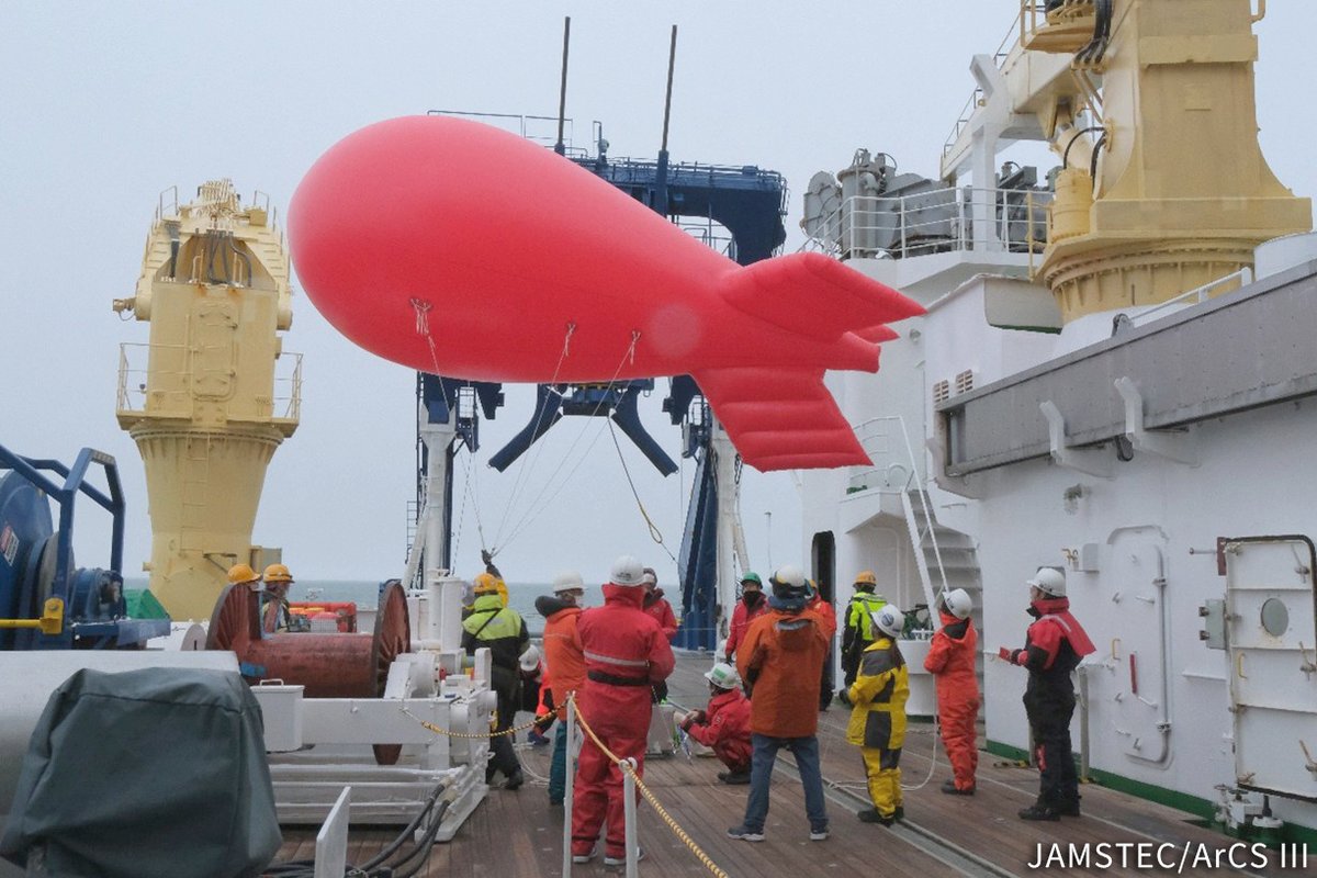 kyokuchiken's tweet image. ＼ほぼ毎日更新中／
北極海を航行中の海洋地球研究船「みらい」🚢では、海水の採取や気球による大気観測、係留系の設置などさまざまな観測が進んでいます。詳しくはほぼ毎日更新される記事をチェック👀
#みらい北極航海2025 #みらいtheFINAL #ArCS_III
arcs3.nipr.ac.jp/report/categor…