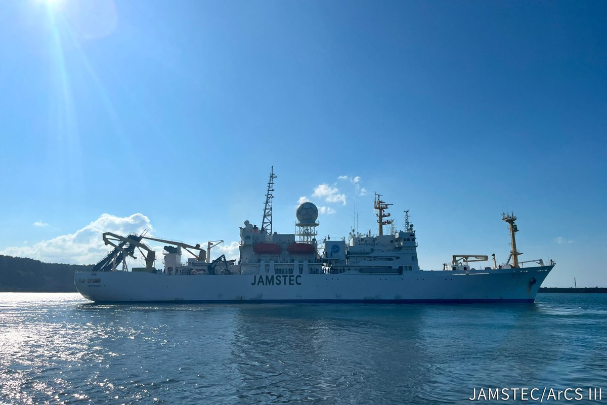 kyokuchiken's tweet image. ＼ほぼ毎日更新中／
北極海を航行中の海洋地球研究船「みらい」🚢では、海水の採取や気球による大気観測、係留系の設置などさまざまな観測が進んでいます。詳しくはほぼ毎日更新される記事をチェック👀
#みらい北極航海2025 #みらいtheFINAL #ArCS_III
arcs3.nipr.ac.jp/report/categor…