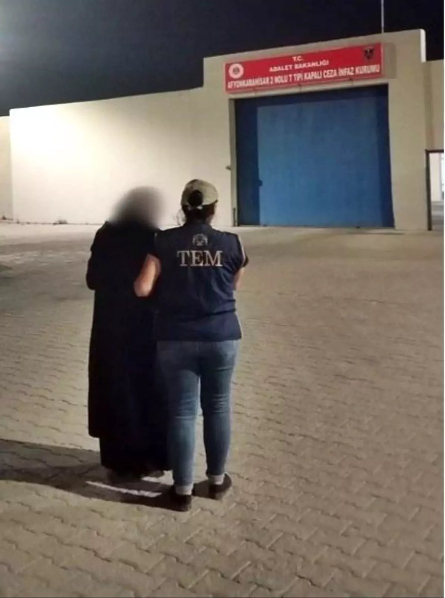 zyfh8iS's tweet photo. @AliYerlikaya Yerlikaya’nın operasyon diye duyurduğu olayın özeti: KHK’lı memur M.K., bankaya para yatırdığı gerekçesiyle 7 yıl hapis cezasına çarptırıldı. Ceza onanınca 18 Eylül 2025’te Afyon’da tutuklandı. Bu tablo Türkiye için bir utanç.” https://t.co/lWwBTi0SB4