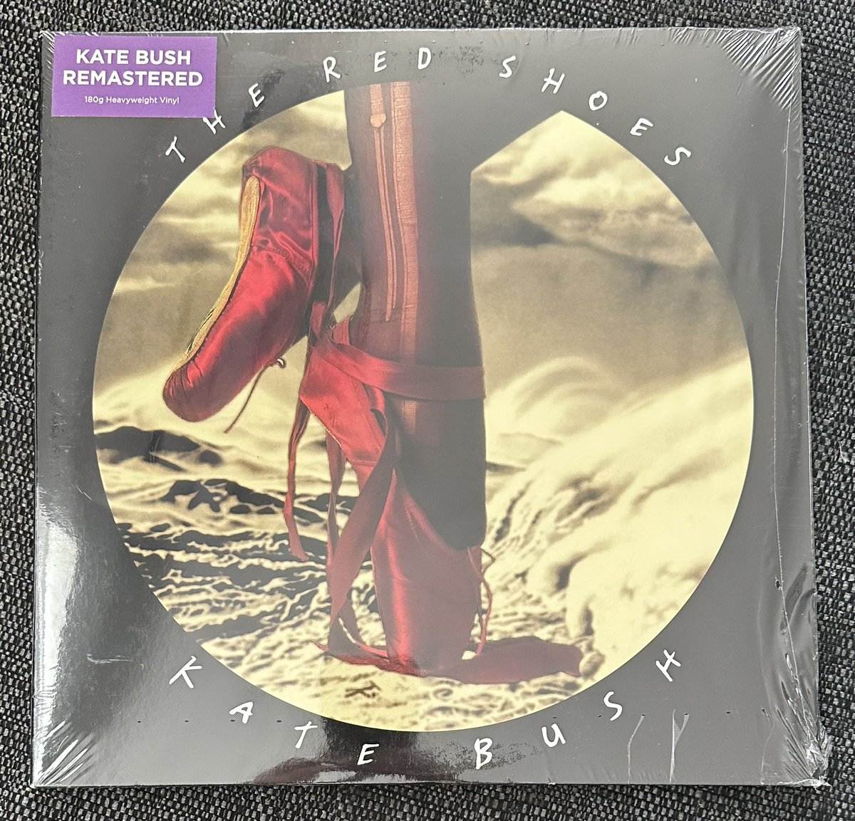 Poplifer73's tweet image. Sunday Morning Soundtrack.
Kate Bush ‘The Red Shoes’.
1993 Fish People Records.
2018 Remastered release.
Such a beautiful record. @KateBushMusic 
#KateBush #TheRedShoes #FishPeople #Vinyl #SundayMorning #SundayMorningSoundtrack #NowPlaying