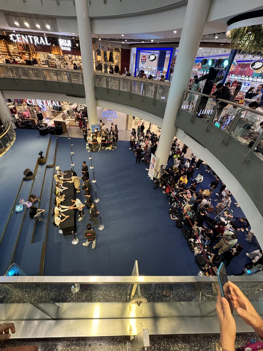 แบรนด loyalty แบบใด ที่ลูกค้าหายลงทุกวันๆ 100คน จะสนใจ product ใหม่ซัก 10-20 คน จาก mass market กำลังเป็น  niche market อย่างสมบูรณ์ รายได้หลักมาจากลูกค้ากลุ่มเดิม ที่เงินเดือนสูงขึ้น