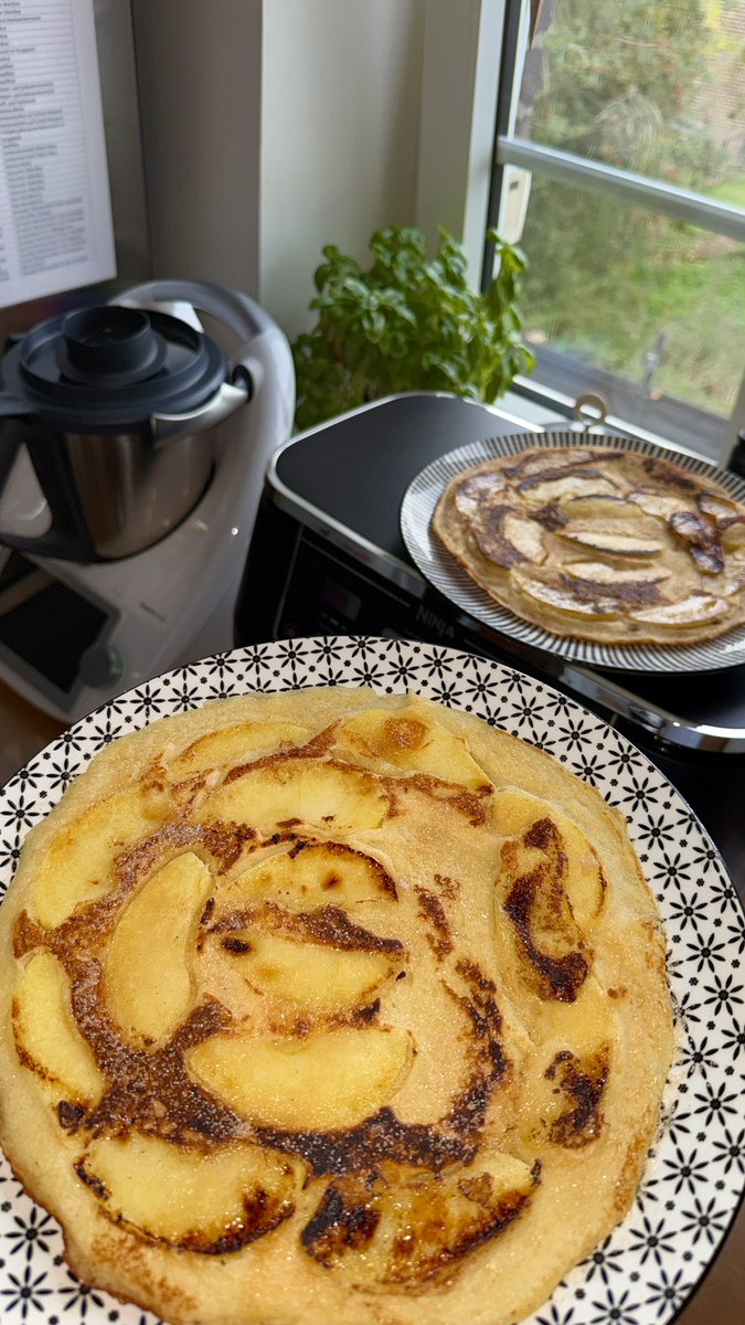 Apfelpfannkuchen gemacht, gleich ein paar Blondies backen und später gibt’s Lachs und Bohnen, der Sonntag könnte nicht schöner sein 🙂‍↔️