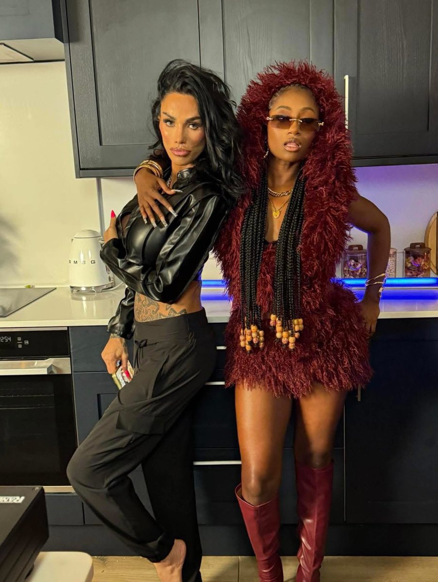 KatiePrice's tweet image. 🤩😝🤫Exciting times ahead🤫😝🤩
#katieprice #thisisme #excitingtimes #iloveit #musicvideoproduction #IamLadyIce #shayeworld #bestofme