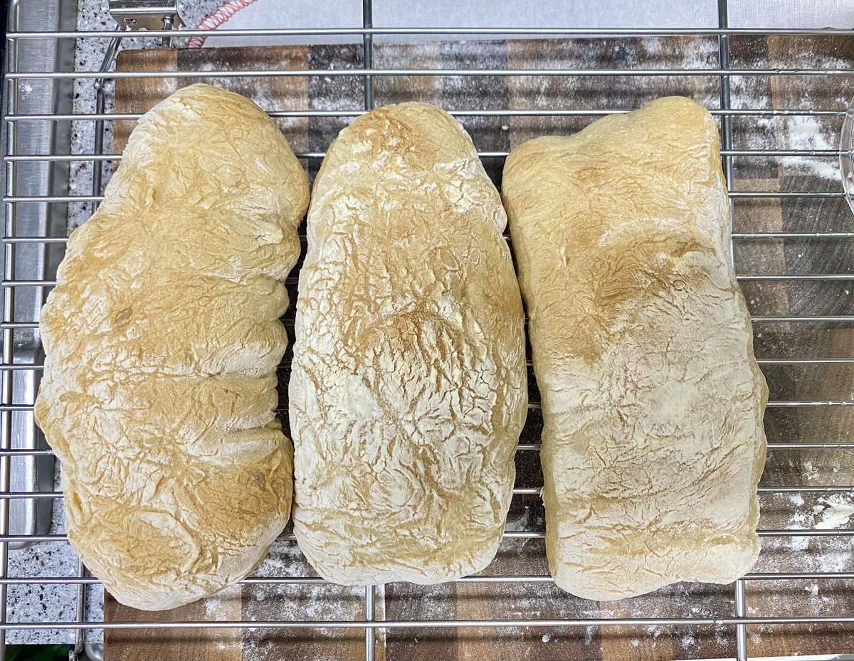 여행 후 주말에는 밀린 집안 일과 밀프랩.
우선 치아바타 만들기!
성형은 좀 내추럴하게 의도한 척하기 ㅎㅎ