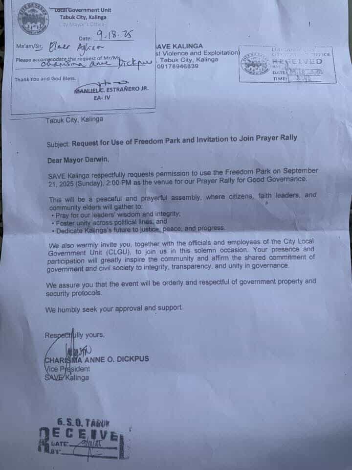 JodeaAzriel's tweet photo. Prayer rally organizers and participants in Tabuk City were barred by local police from entering the venue at People's Gym today Sept 21 2025 #ICYMI @inquirerdotnet 
📷📹 Naty Bayubay https://t.co/KnLIqA6tWJ