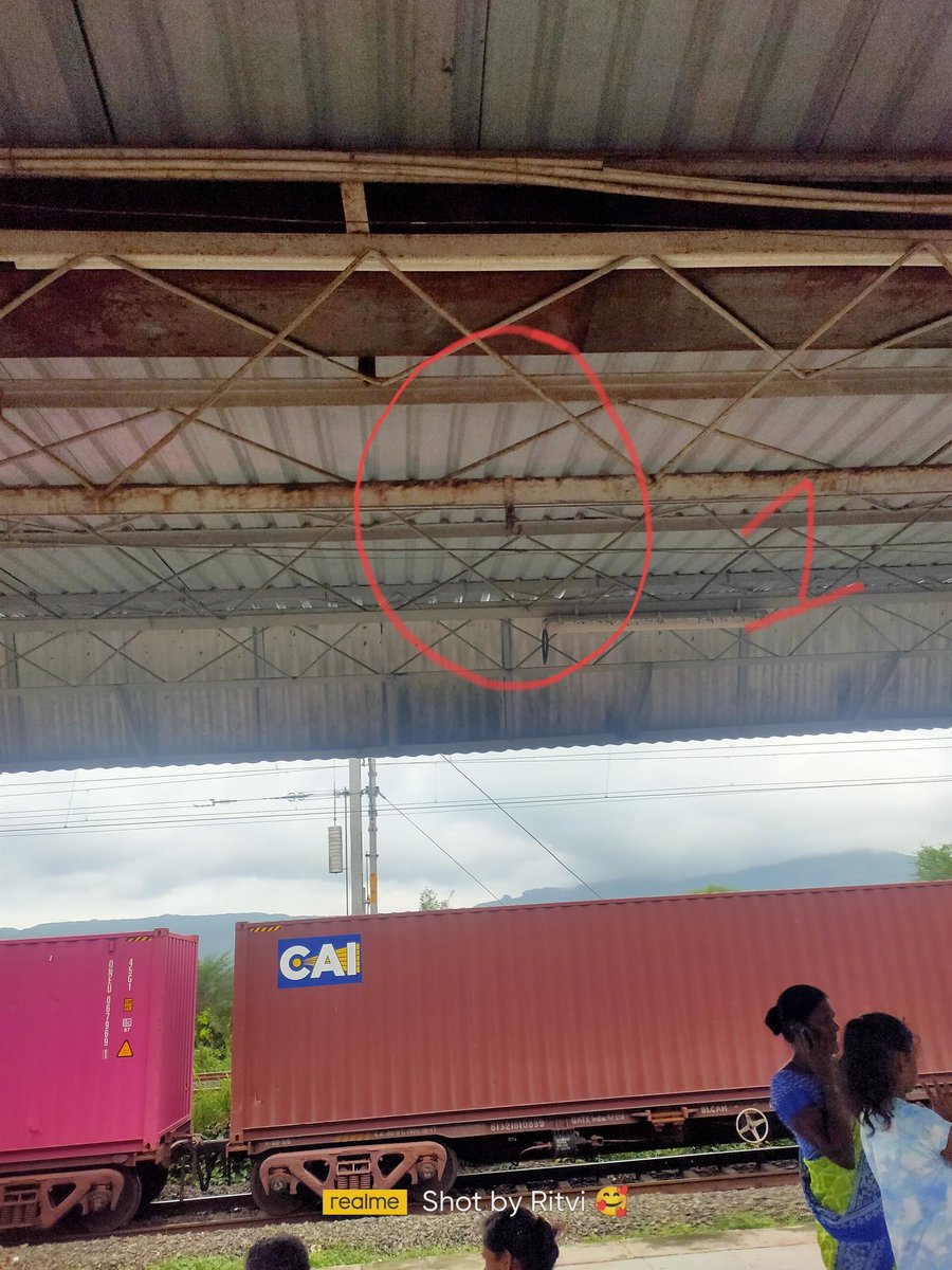 VinodKini3's tweet image. @AshwiniVaishnaw @drmbct @DVPravasi @RailMinIndia @RailwaySeva @1Rellmadat केळवेरोड pf 2आणि 3 वरील wr ने दुरुस्थी साठी नेलेले फॅन परत लावलेच नाही. ते फॅन दुरुस्त करून पुन्हा लावावे ही wr ला विनंती.