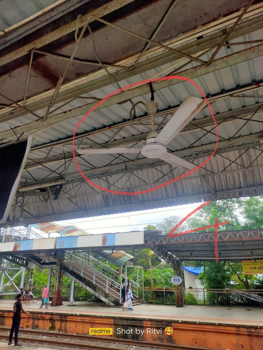 VinodKini3's tweet image. @AshwiniVaishnaw @drmbct @DVPravasi @RailMinIndia @RailwaySeva @1Rellmadat केळवेरोड pf 2आणि 3 वरील wr ने दुरुस्थी साठी नेलेले फॅन परत लावलेच नाही. ते फॅन दुरुस्त करून पुन्हा लावावे ही wr ला विनंती.