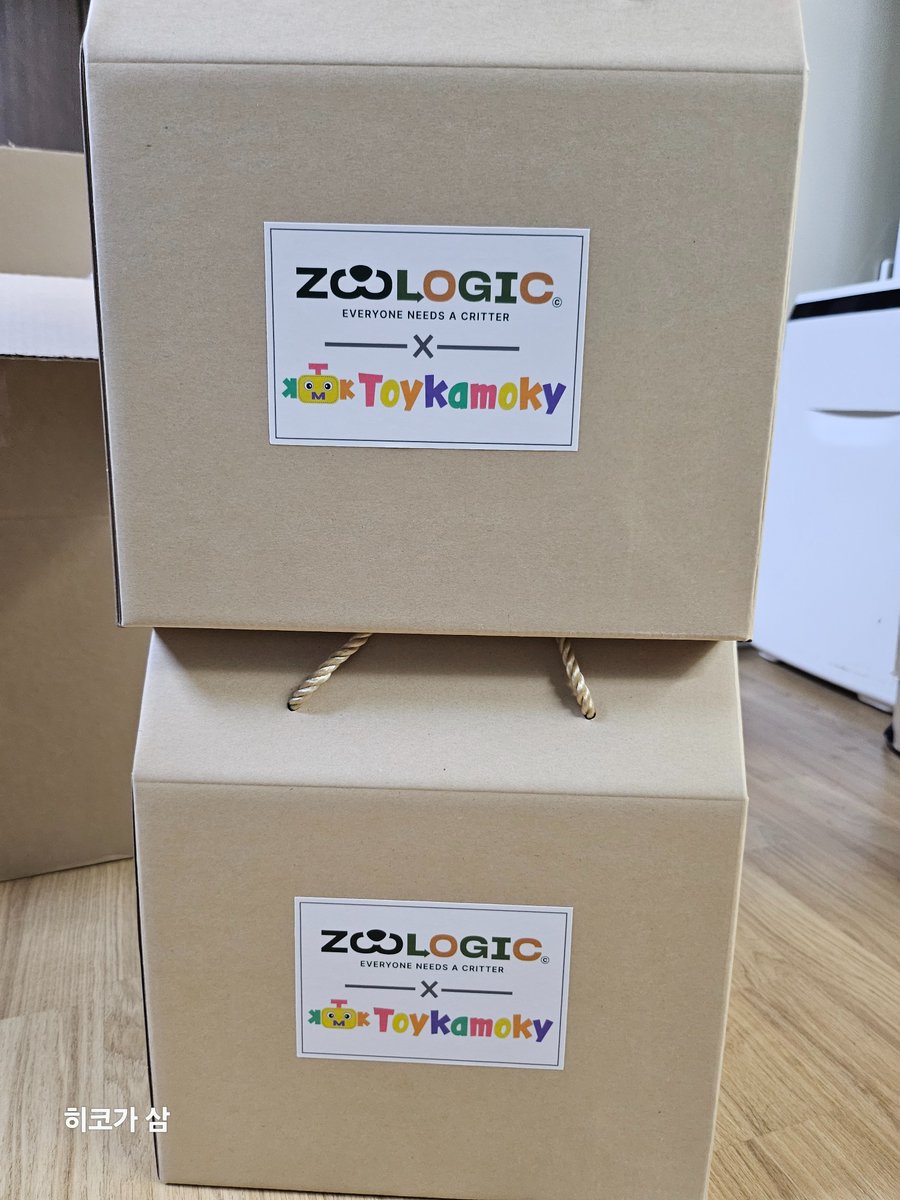 곽덕이 귀여워
손잡이 무늬도 도나쓰에요

왠 상자가 이렇게 커 했는데
포장도 정성스러워서 상자는 납닥하게 접어서 보관함😆😆

<a href="/toykamoky/">내땅</a>