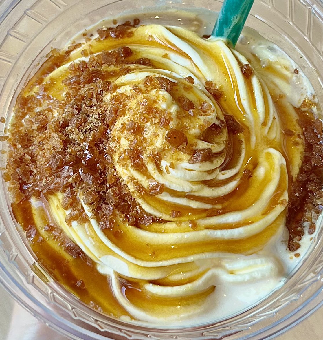 metthamattha's tweet photo. お芋好きなのにタリーズのOIMOラテのお芋ホイップ飲んでないなんて2025年秋を半分損してると言っても過言ではないくらいに、今年のは上のカリカリとソースが特に美味しいので売り切れ前に飲んでください！！！！ホイップとソースとトッピング全部多めでお願いしてね！！！！！！ https://t.co/u1R8LdUpu8