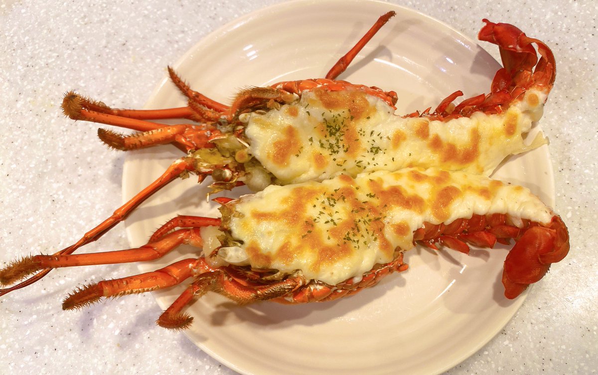 母から彼女さんの大好きな伊勢海老が送られて来て、彼女さんそれはもう大喜び😆
とりあえず今日は彼女さんが1番好きな伊勢海老のグラタンを作って、頭は全部まとめてお味噌汁に😋
明日はむき身を伊勢海老のかき揚げにする予定🥰
楽しみぃ〜😊