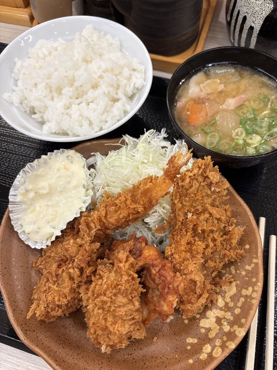 お疲れさまです〜秋だねー！
牡蠣海老さば＆唐揚げ👍かつや🙌
かつ丼もいいけどね😋😋