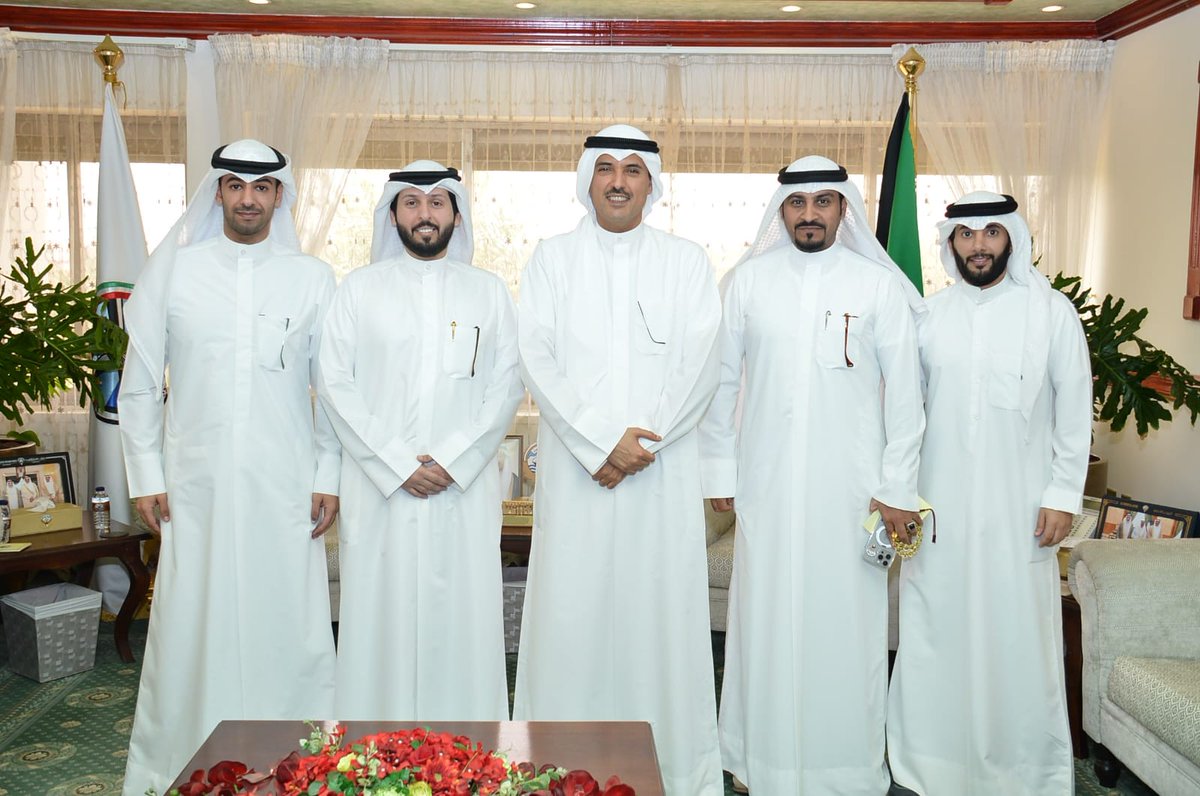 معالي محافظ الأحمدي الشيخ حمود جابر الأحمد الصباح يستقبل
مجلس إدارة جمعية المنقف التعاونية

- تم مناقشة عدد من المتطلبات والاحتياجات التي من شأنها أن تسهم فـي تطوير عمل الجمعية

- بحث سبل التعاون المشترك عبر إحدى المبادرات المجتمعية لأهالي المنطقة