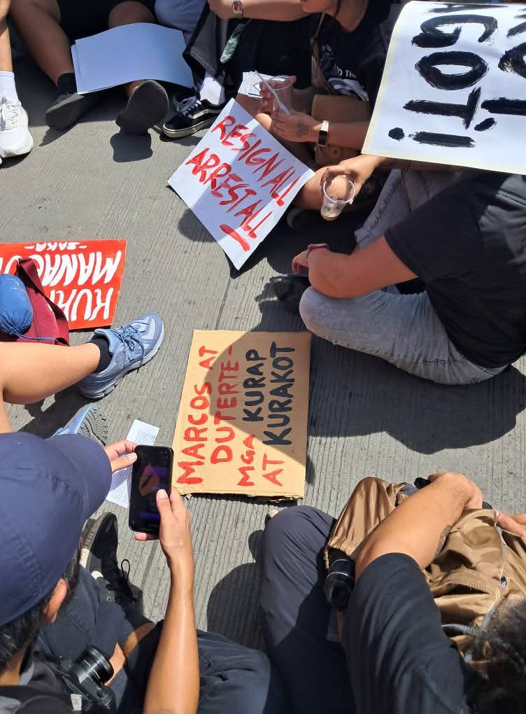 catpukeph's tweet photo. Dapat singilin at managot, hindi lamang ang mga korap na opisyal at politiko, kundi sila mismong nasa tuktok—Ibagsak ang pasistang rehimen! Duterte, panagutin! Marcos, singilin! 

#BahaSaLuneta 
#StopKorap https://t.co/cn71okYmJn