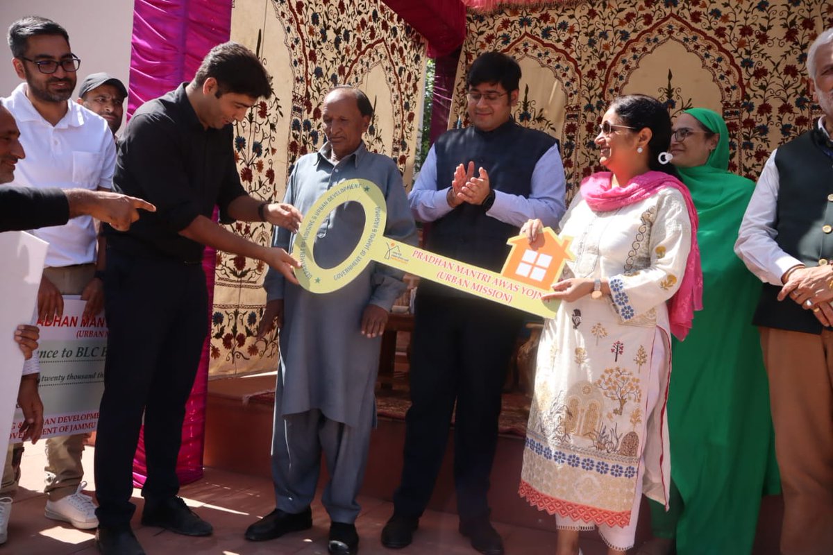 pmay_jammu's tweet photo. Commissioner/Secretary H&amp;UDD, Ms. Mandeep Kaur, today visited the Sewa Parv Mela in District Ganderbal. As part of the event, Greh Pravesh ceremonies were held for newly constructed houses and cheques were distributed to beneficiaries with houses under construction.#Angikaar2025 https://t.co/J3K0PCD2EE