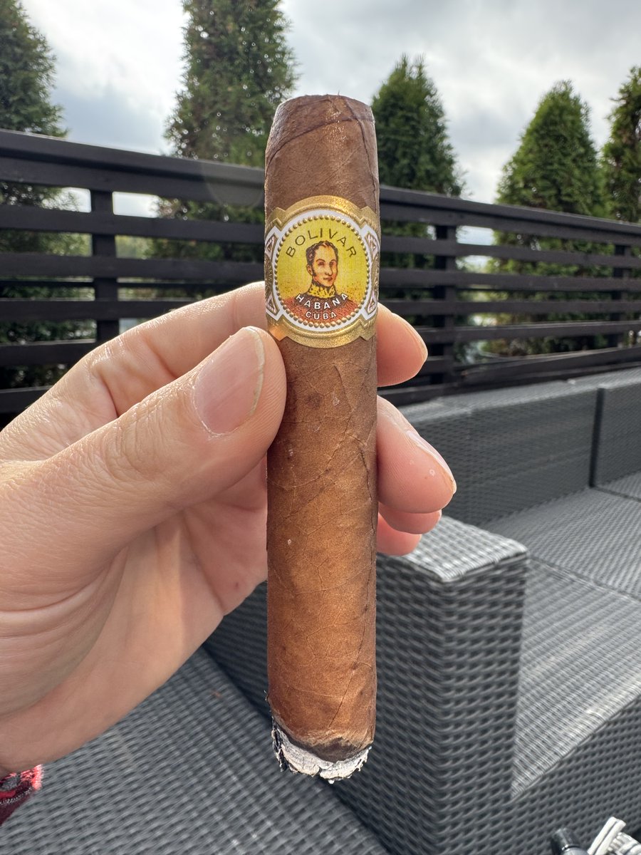 Bolívar Belicosos Finos — настоящая классика для опытных афисионадо: земля, кожа и специи в холодной тяге, какао и черный перец в начале, сладость и орехи в середине, эспрессо и специи на финише. Рейтинг 92/100 по версии Cigar Aficionado! #Сигары #Bolivar