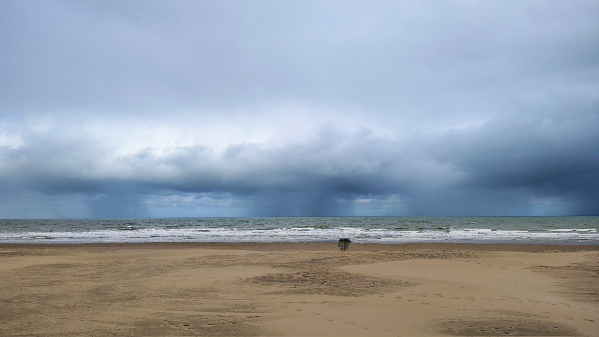 #vrtweer Luc Lambert 12u05 Middelkerke bewolkt met regen.