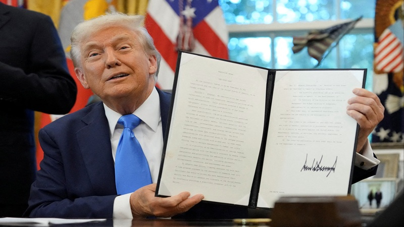 #h1bvisa पर मिस्टर <a href="/realDonaldTrump/">Donald J. Trump</a> के फैसले और भारत विरोधियों द्वारा उस पर गढ़े जा रहे नैरेटिव को देखने के बाद यह मेरी निजी राय है कि- 

"अमेरिका भारत की सॉफ्ट पावर से डर रहा है. थोड़ा प्रैक्टिकल होकर सोचिए कि क्या यह अमेरिकी कंपनियों के लिए इतना आसान होगा.. और यदि वे इसे सहजता