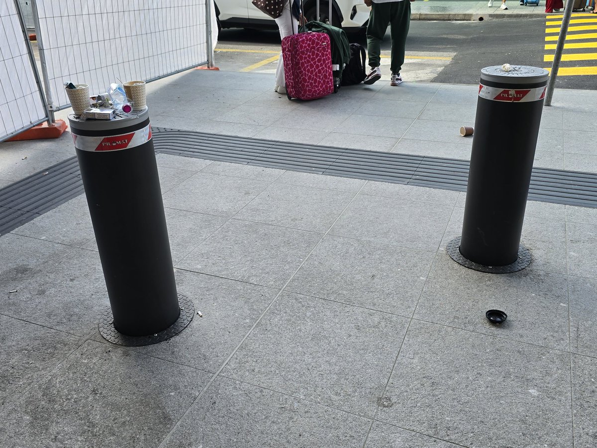 Ma vogliamo parlare della sporcizia che si trova alla fermata bus navetta del Terminal 1 #Malpensa zona Sheraton? Oltre ai rifiuti degli incivili ci sono macchie e chiazze a terra da mesi che aspettano che qualcuno pulisca 🤦
E fuori dalle porte servono più cestini porta rifiuti