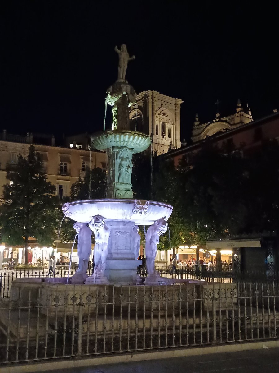 Anoche paseé por el Barrio de Santa Cruz y debo decir que hacía mucho tiempo que no veía una Sevilla tan serena y bonita. Luego que porqué nos envidian en toda Andalucía y parte del extranjero.