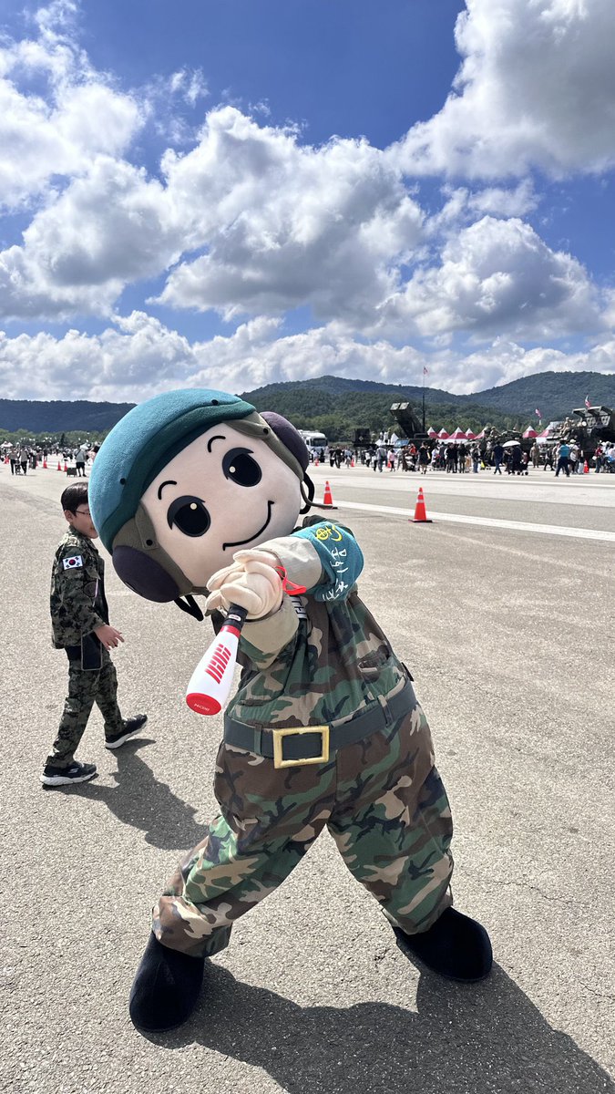 yunhyeongsha's tweet image. Cheer commander with konbat 😎🔥