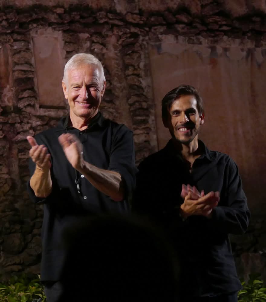 Ayer concluyó Noches en los Jardines del Alcázar 2025, con un concierto excepcional protagonizado por Andreas Prittwitz y Claudio Constantini. Una clausura brillante que resume el espíritu de este evento: arte, cultura y patrimonio en perfecta armonía.
(Fotos ©️ Rosa García/Mag)