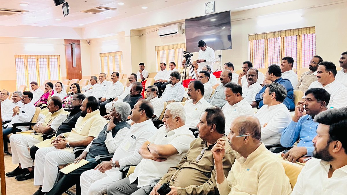 GCC_MP's tweet image. ಕರ್ನಾಟಕದ ಕಾಂಗ್ರೆಸ್ ಉಸ್ತುವಾರಿಗಳೂ, ಎಐಸಿಸಿ ಪ್ರಧಾನ ಕಾರ್ಯದರ್ಶಿಗಳೂ ಆದ ಶ್ರೀ ರಂದೀಪ್ ಸಿಂಗ್ ಸುರ್ಜೆವಾಲಾ ಅವರ ನೇತೃತ್ವದಲ್ಲಿ, ಇಂದು ಕೆಪಿಸಿಸಿ ಕಚೇರಿಯಲ್ಲಿ ಮುಂಬರುವ ಗ್ರೇಟರ್ ಬೆಂಗಳೂರು ಪ್ರಾಧಿಕಾರ (ಜಿಬಿಎ) ಚುನಾವಣೆಯ ಸಿದ್ಧತೆಗೆ ಸಂಬಂಧಿಸಿದ ಪೂರ್ವಭಾವಿ ಸಭೆಯಲ್ಲಿ ಭಾಗವಹಿಸಿದೆನು.