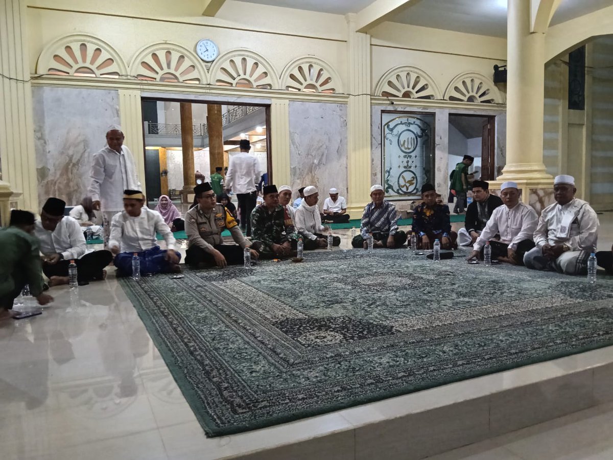 polseklegok's tweet image. Bhabinkamtibmas kelurahan Babakan menghadiri kegiatan zikir Bersama dalam rangka memperingati Maulid Nabi Muhammad SAW di Masjid Jami Al - Ijma , Sabtu (20/9).

#maulidnabimuhammadsaw 
#bhabinkamtibmas 
#PolsekLegok