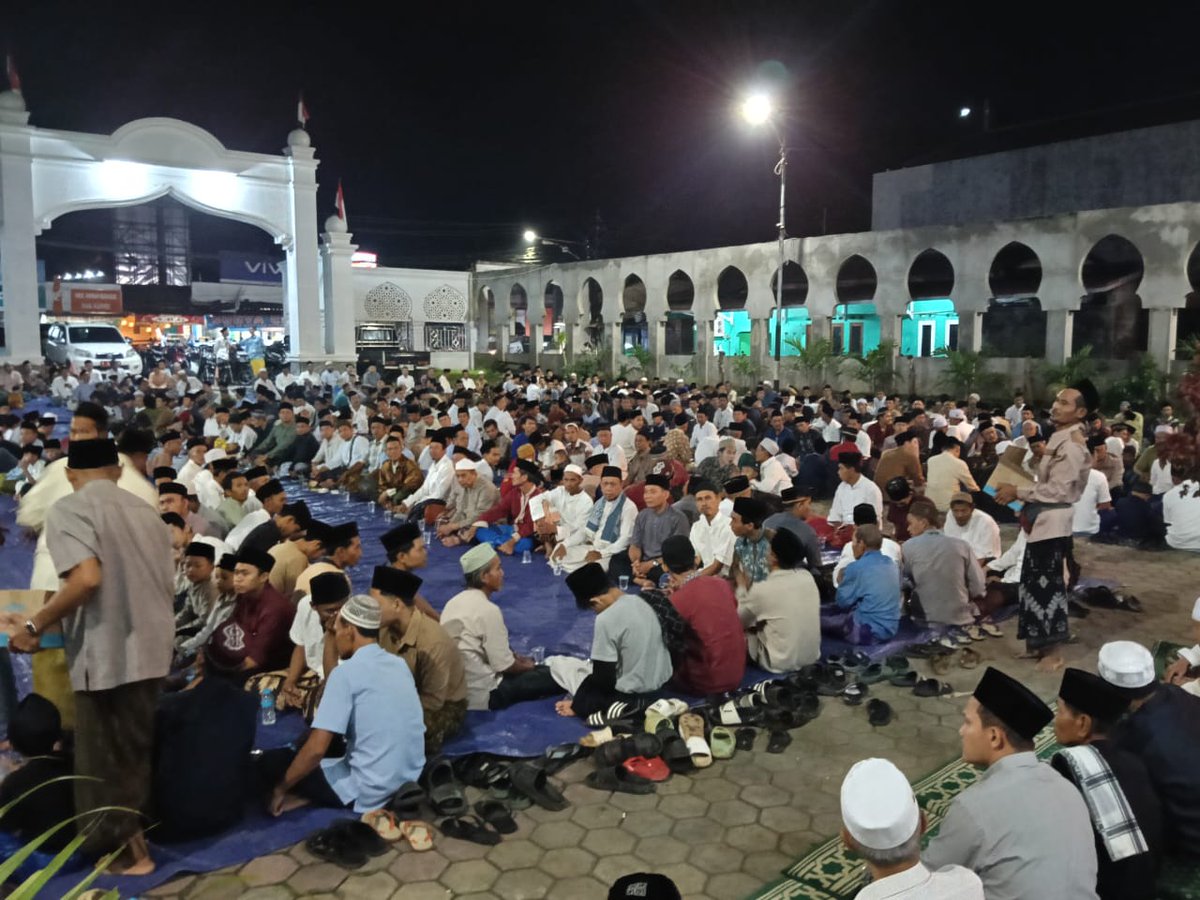 polseklegok's tweet image. Bhabinkamtibmas kelurahan Babakan menghadiri kegiatan zikir Bersama dalam rangka memperingati Maulid Nabi Muhammad SAW di Masjid Jami Al - Ijma , Sabtu (20/9).

#maulidnabimuhammadsaw 
#bhabinkamtibmas 
#PolsekLegok