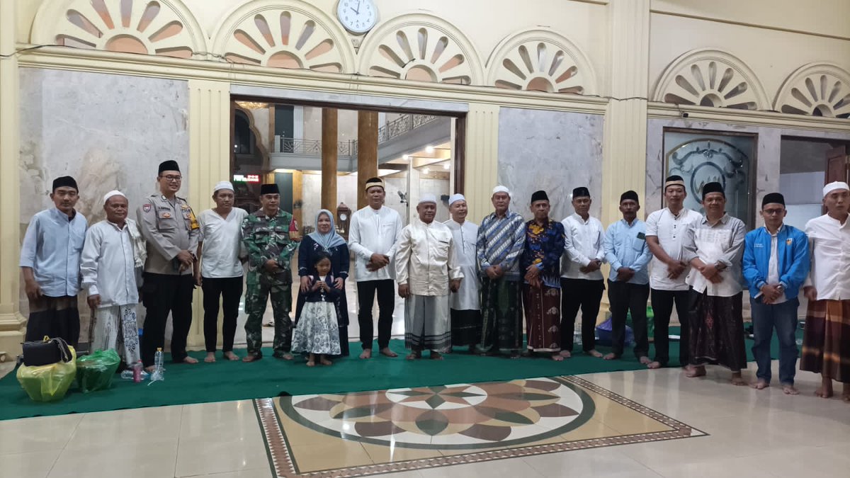 polseklegok's tweet image. Bhabinkamtibmas kelurahan Babakan menghadiri kegiatan zikir Bersama dalam rangka memperingati Maulid Nabi Muhammad SAW di Masjid Jami Al - Ijma , Sabtu (20/9).

#maulidnabimuhammadsaw 
#bhabinkamtibmas 
#PolsekLegok