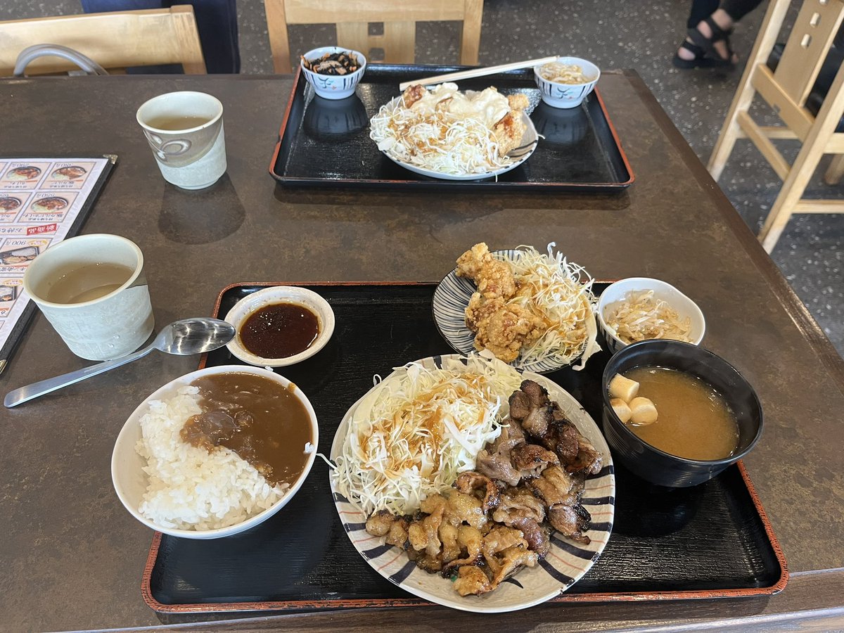 430v8's tweet photo. 今日のランチ。

田舎の安い定食屋。
案の定、客層は底辺オールスター。
子どもに「オラァ！」と意味不明な威嚇をかます親。
料理が出るまで机に寝そべる大学生。

まるで動物園。
ただし食べ放題なのはカレー・白飯・味噌汁だけ。

990円。
民度の低さは、もちろん無料サービス。 https://t.co/3DZhl26k8W