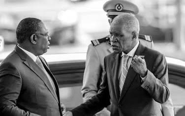 4 photos, 4 premiers présidents de la République du Sénégal, un chef de protocole en commun : Bruno Diatta.
Chef du protocole de la présidence de la République du Sénégal depuis 1979, Bruno Diatta est décédé le 21 septembre 2018. 👇🏿