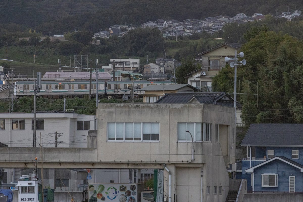 ooseno7100's tweet image. E501系　下りで日立駅に着く少し前の場所です。
音が聞こえたのでレンズを向けて撮りました。
会瀬港の建屋越しに撮れていました。