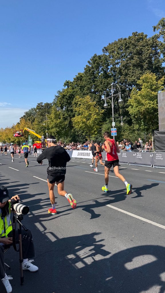 Harry running the Berlin Marathon today - September 21 (via 28wikita)