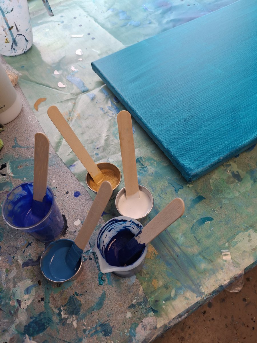 ed_objective's tweet image. Canvas prepped with a thin coat of the base colour to make sure none of the white canvas pops through, paints mixed and been standing a while. About to watch Keely Hodgkinson in the 800m final then back to the painting. See you shortly💚💙🎨 #flowmotionart #abstractart #teal