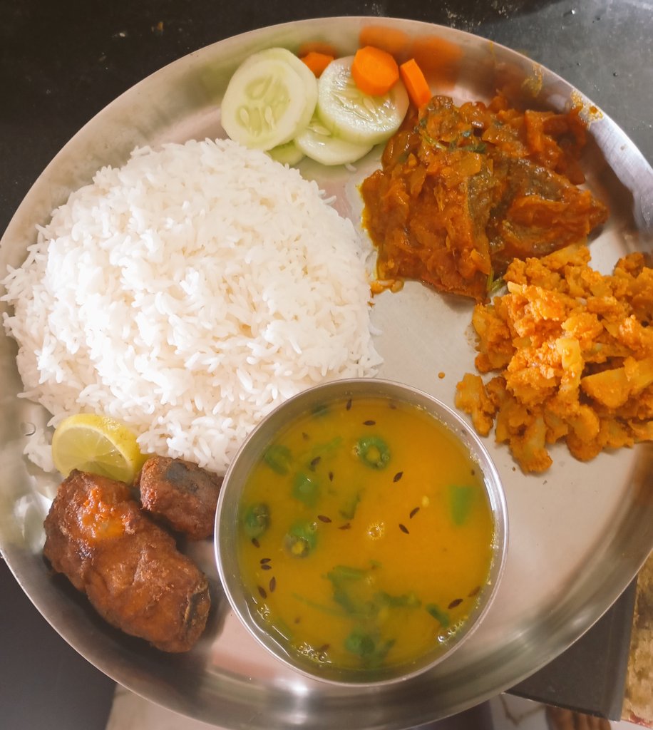 ADikshita's tweet image. 🍽️ Today’s Lunch : 🌈 A colourful, balanced &amp;amp; flavorful plate!

✨ White Rice 
🐟 Pamplet Bengali Fish Curry 
🥦 Cauliflower Posthu 
🥣 Dal
🐠 Fish Fry 
🥗 Salad – fresh cucumber &amp;amp; carrots, crunchy &amp;amp; refreshing

#HealthyEating #HomeCooked #FoodieBeauty