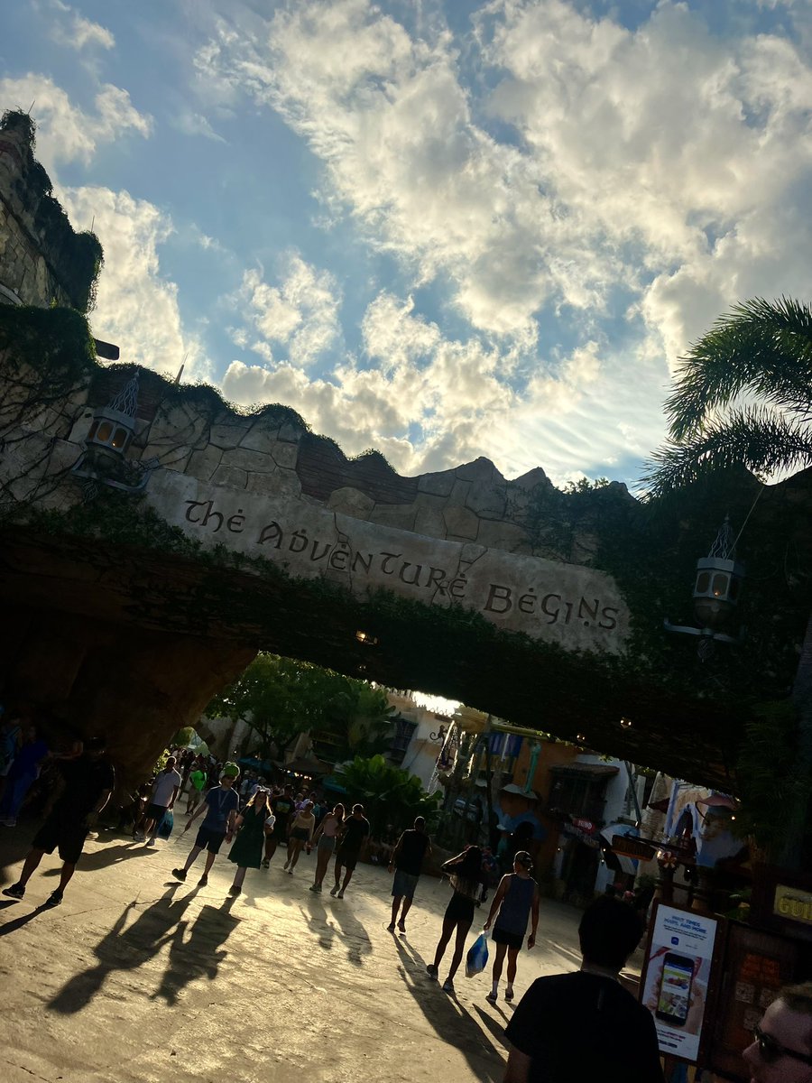 Day 1 - 9 hour flight followed by a few hours in Universal Islands of Adventure.

✅Spider-Man
✅Jurassic Park River Adventure
✅Velocicoaster 
✅Hagrids

Pretty good start to the trip 🦖