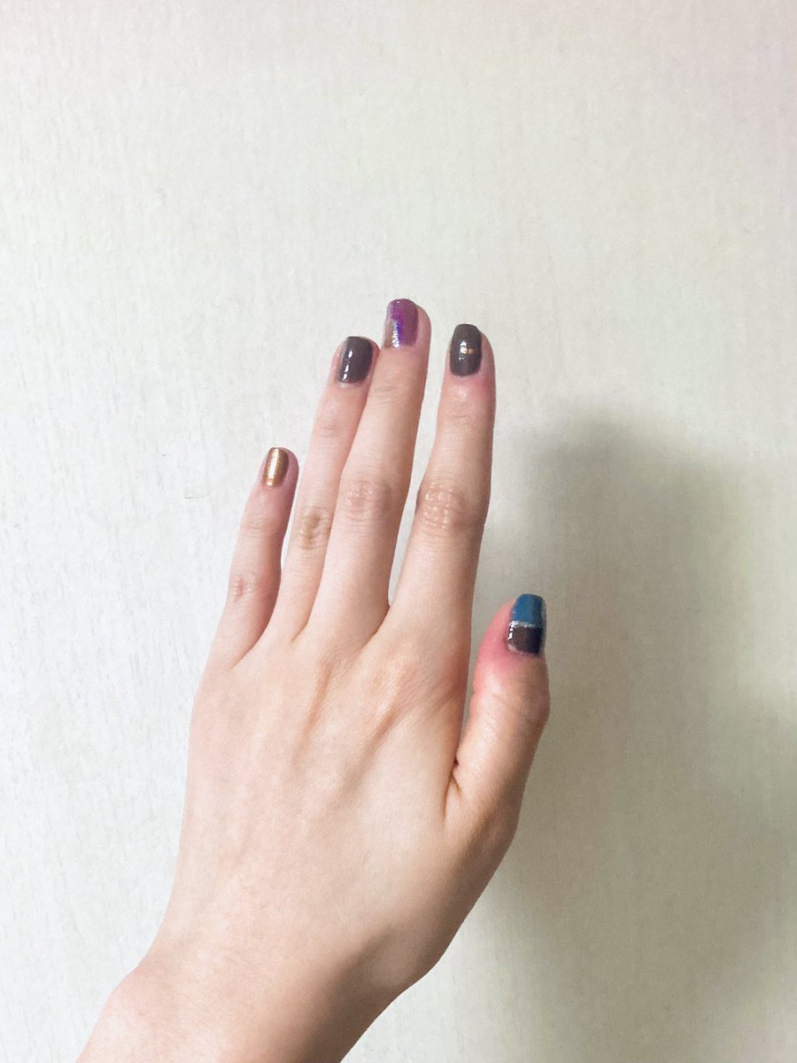 爪先を整えて、秋の気配を乗せたなら、そこはもう小さなカンバス。