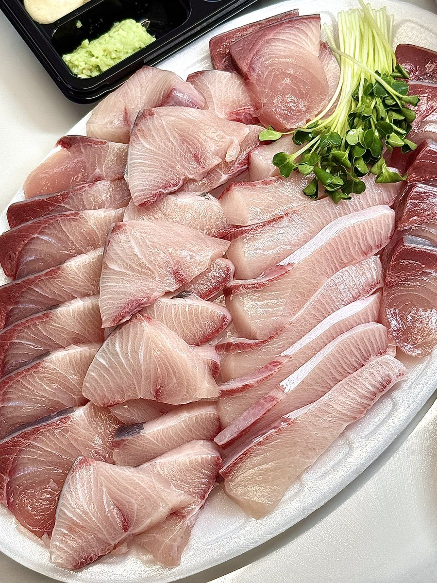 방어회 겨울까지 기다릴자신이 없어서 걍 먹었는데 아삭쫄깃담백한게 진자 맛있음 중방어라는데 대방어만큼이나 맛있었고 너무 기름지지않아서 무한대로 먹음