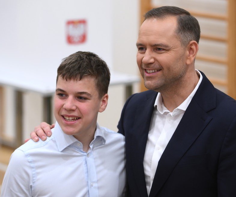 Nawrocki wypisał syna z „Edukacji Zdrowotnej” więc oczywiście tamta strona mówiąca ciągle o demokracji i wolności potężnie się zesrała i zaczęła obrażać prezydenta i jego żonę. Tylko
dlatego, że podjęli decyzję inną niż oni.

Tacy właśnie uśmiechnięci jesteście XD