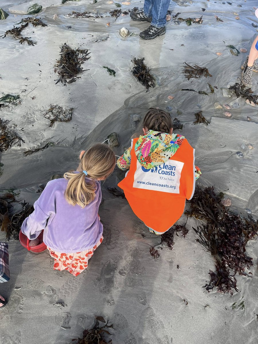 👏 Huge thanks and well done to the fantastic volunteers who joined <a href="/GalwayAquarium/">Galway Atlantaquaria</a> and <a href="/Sandlarks/">Sandlarks</a> for a combined #BigBeachClean25 and Fossil Walk! 🌊🐚

#CleanCoasts #InternationalCoastalCleanup <a href="/OurOcean/">Ocean Conservancy</a> @KiaIreland