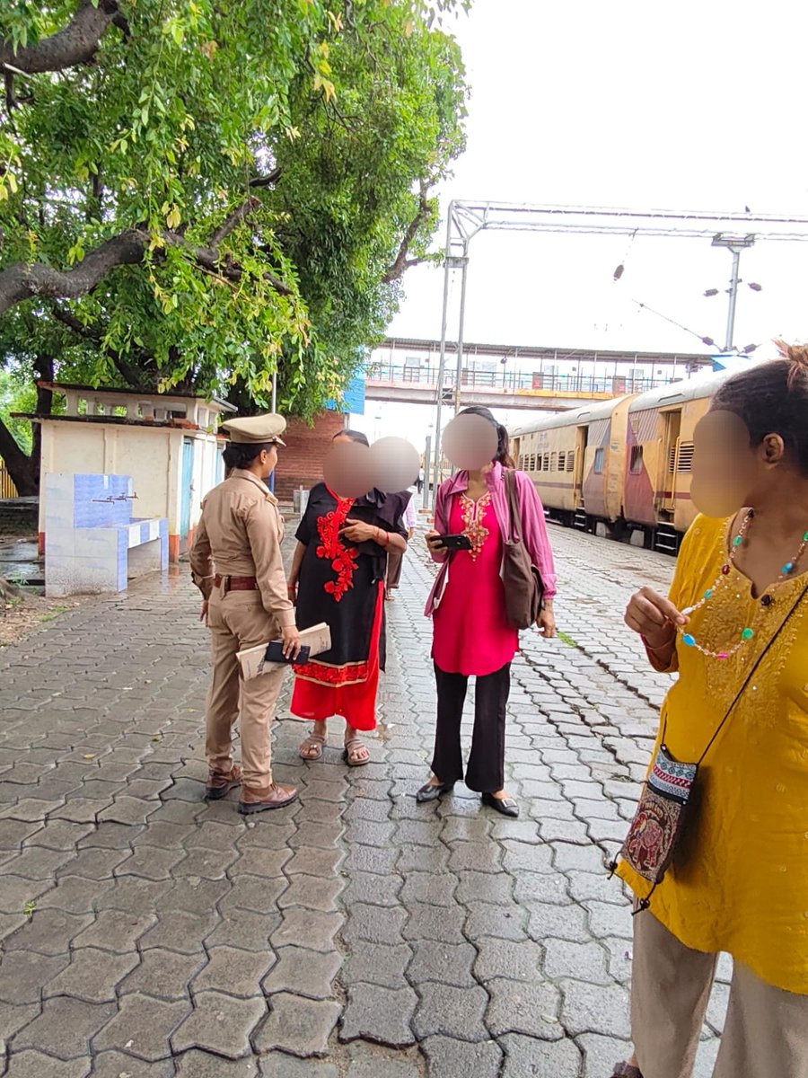 #MaharajganjPolice
थाना नौतनवां एंटी रोमियो टीम द्वारा #मिशन_शक्ति_अभियान  के तहत कस्बा/क्षेत्र में भ्रमण कर महिलाओं/बालिकाओं को उनके सुरक्षार्थ जारी विभिन्न हेल्पलाइन नंबरों की जानकारी देकर नारी सशक्तिकरण के प्रति किया गया जागरूक।
#MissionShakti5