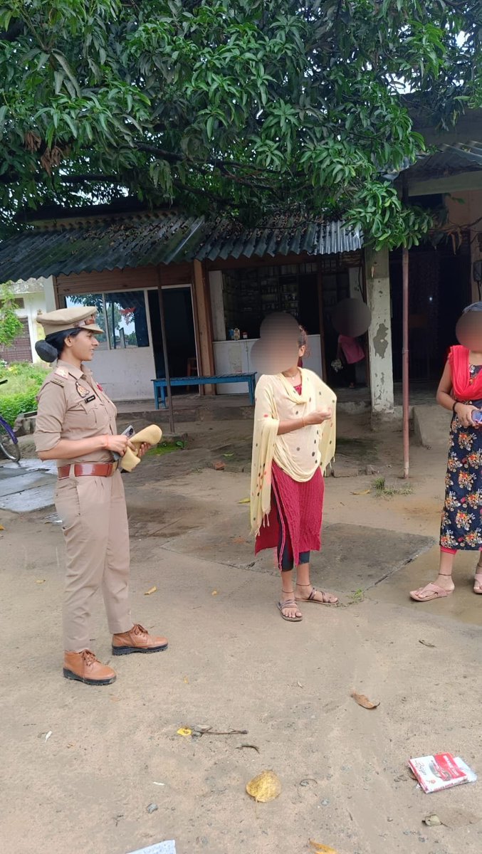 #MaharajganjPolice
थाना कोठीभार एंटी रोमियो टीम द्वारा #मिशन_शक्ति_अभियान  के तहत कस्बा/क्षेत्र में भ्रमण कर महिलाओं/बालिकाओं को उनके सुरक्षार्थ जारी विभिन्न हेल्पलाइन नंबरों की जानकारी देकर नारी सशक्तिकरण के प्रति किया गया जागरूक।
#MissionShakti5